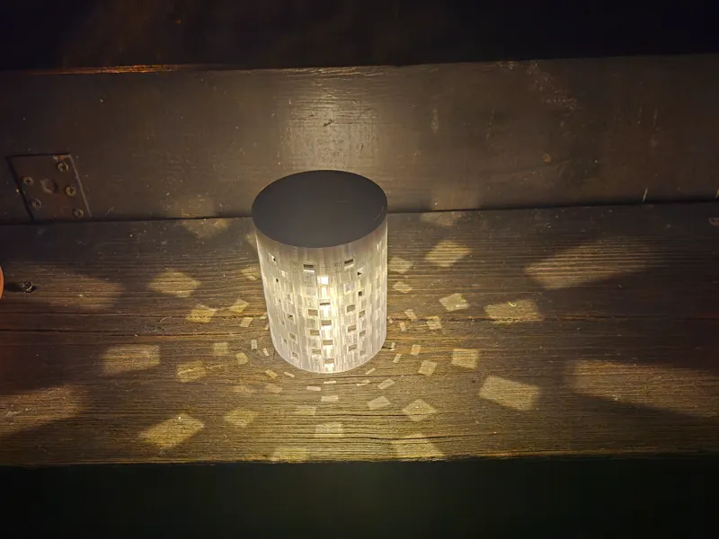 Einfache Solar LED Tischlampe m. quadratischen Lichtpunkten