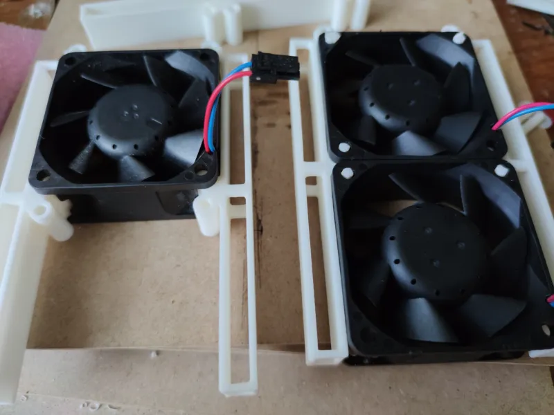 Connettore per ventola da 60 mm con distanziale laterale per cavi