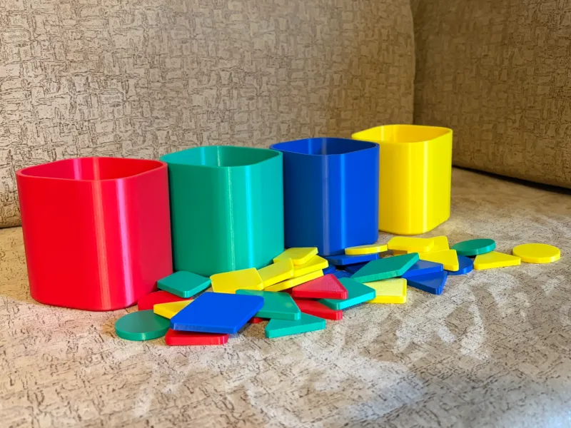 Bicchierino con forme semplici per bambini
