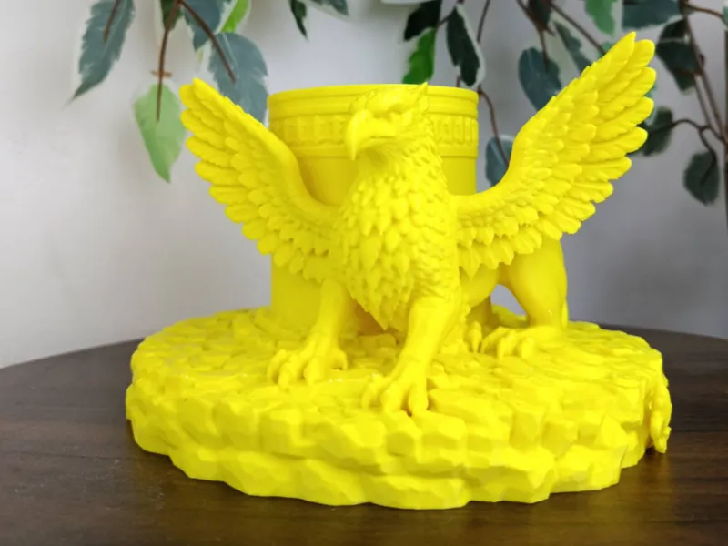 Griffin design pen holder