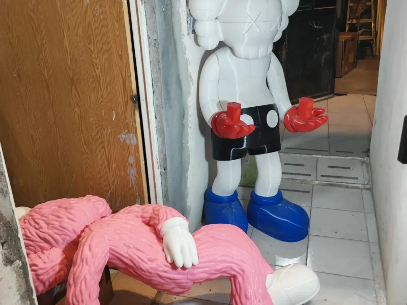 KAWS CARGANDO GONE ENCASTRADO Y SUAVISADO