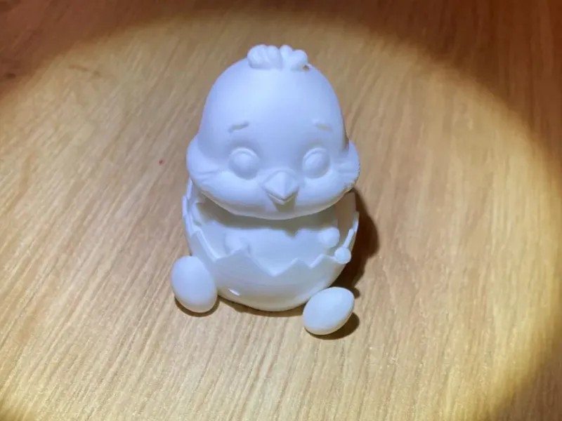 破壳而出的可爱小鸡
