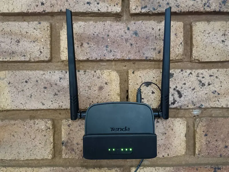 Supporto da parete per router Wi-Fi Tenda N300 4G LTE