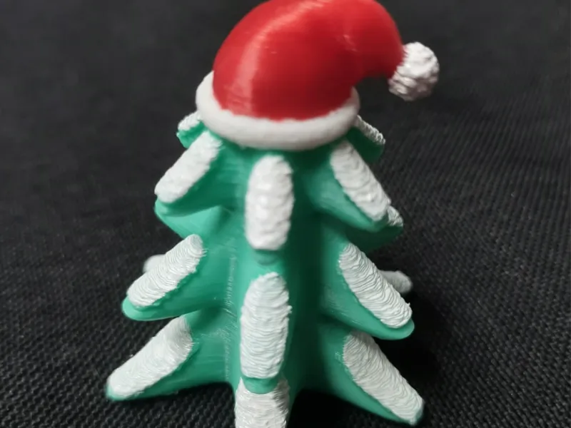 Noel Baba Şapkası Takan Karlı Noel Ağacı Figürü