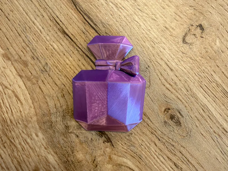 Low poly Parfume badge / keychain