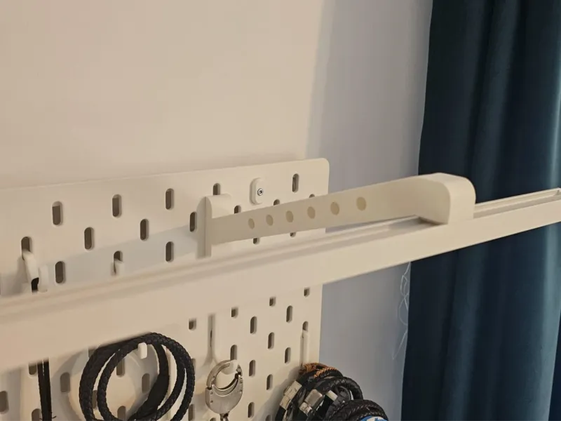 Soporte IKEA Skadis para barra de luz LED MITTLED