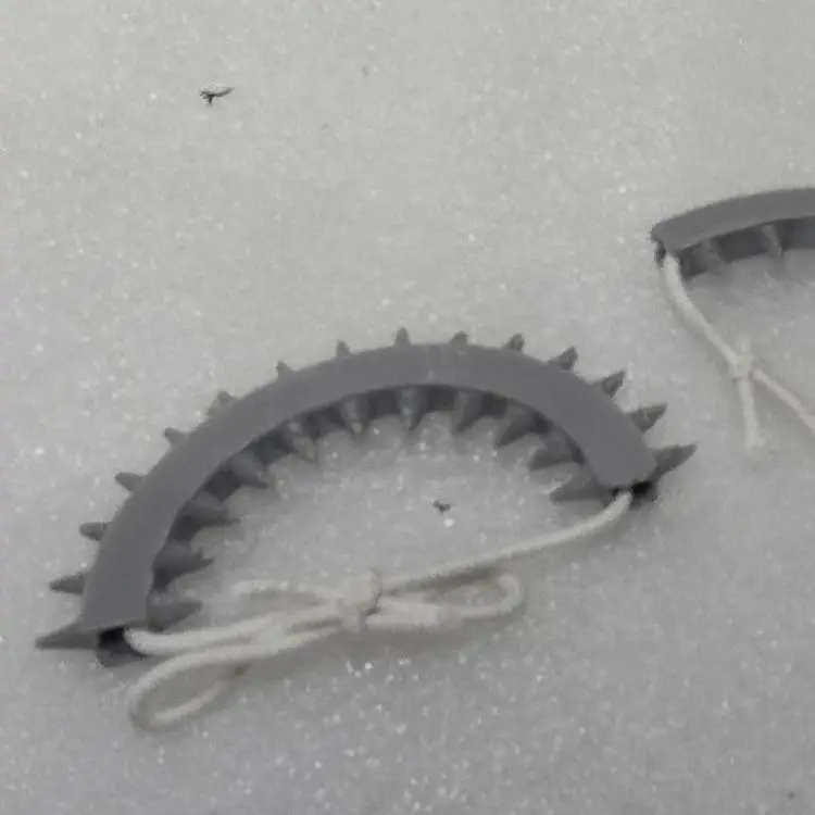 Half elastic spiked ring