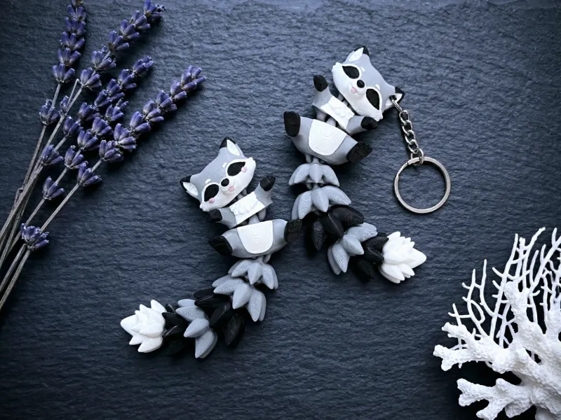 Fluffy Tails Adorable Mapache Flexi - Juguete y Llavero