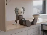 kaws sitted version v2-0