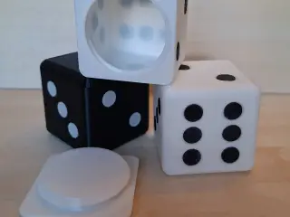 Boite en forme de dé - Dice-shaped box