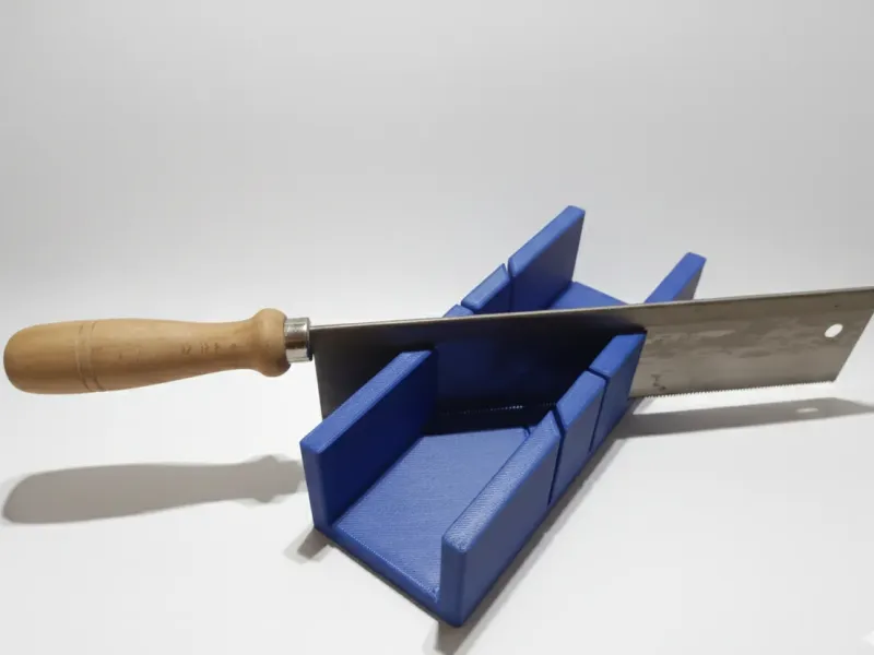 Caixa de Esquadria de Precisão / Gabarito de Corte para Serra Manual (45° e 90°)