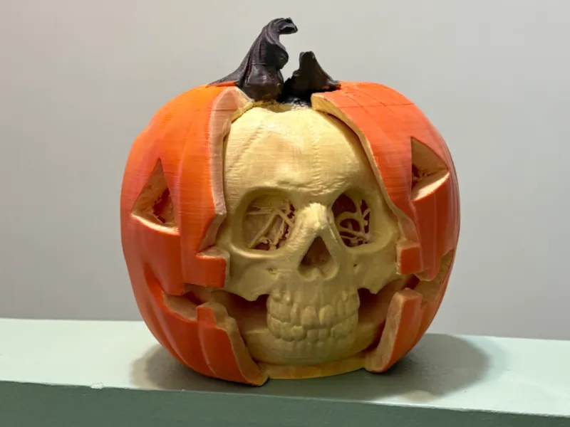 Pompoensnijwerk Jack-o'-lantern met schedel die eruit breekt