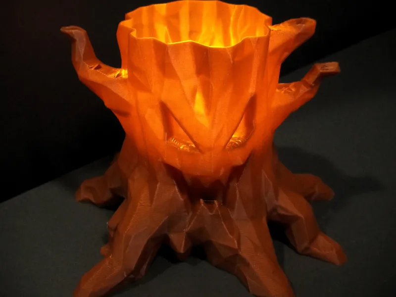 Ciot de copac bântuit – Lanternă de Halloween Low-Poly