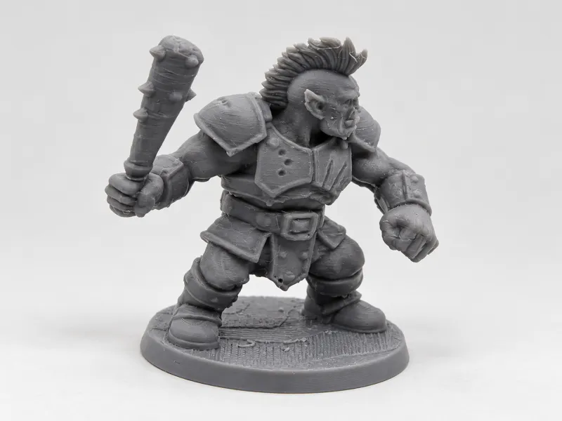 Orc à crête Mohawk avec massue en bois – Figurine fantastique