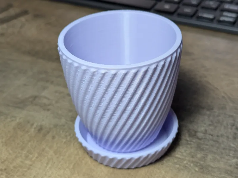 Piccolo vaso texturizzato con piattino abbinato