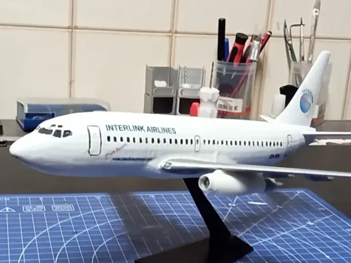Avião Boeing 737-200 com suporte de mesa