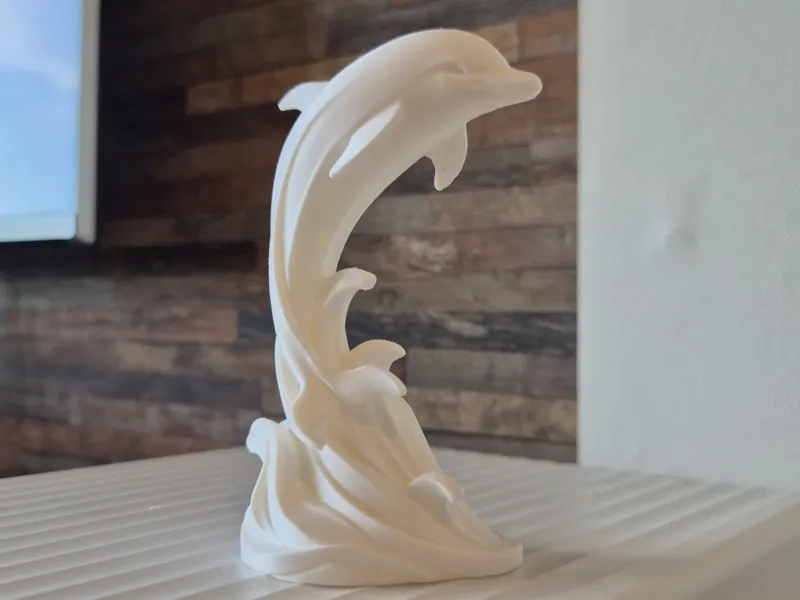 Moderne elegante dolfijnsculptuur