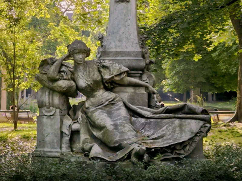 GUY DE MAUPASSANT Heykeline Saygı