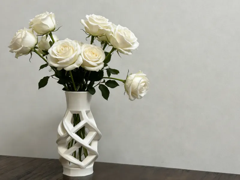 Vase mit durchbrochenem geometrischem Design p