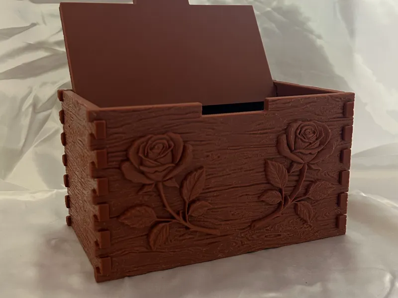 Grande scatola con rilievo a rosa e texture in legno