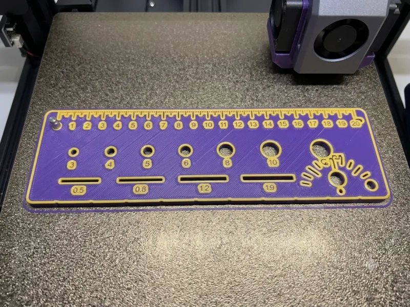 Free printable multi-guide ruler with a 20 cm metric scale