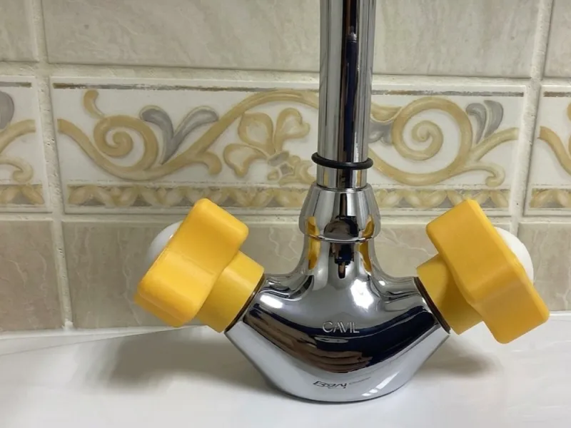 Bouton de robinet avec capuchon à vis
