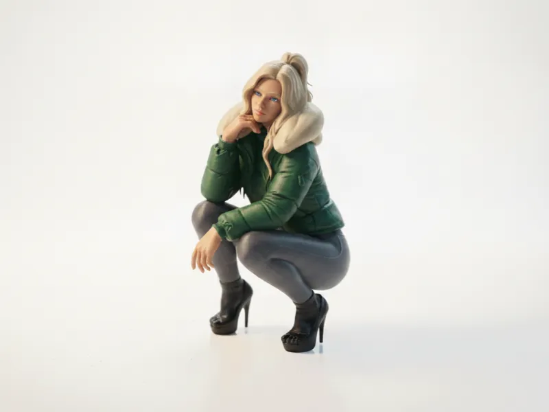 Figura Femminile Stampabile in 3D Donna Accovacciata con Abbigliamento Invernale