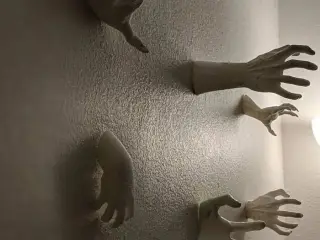 creep hands