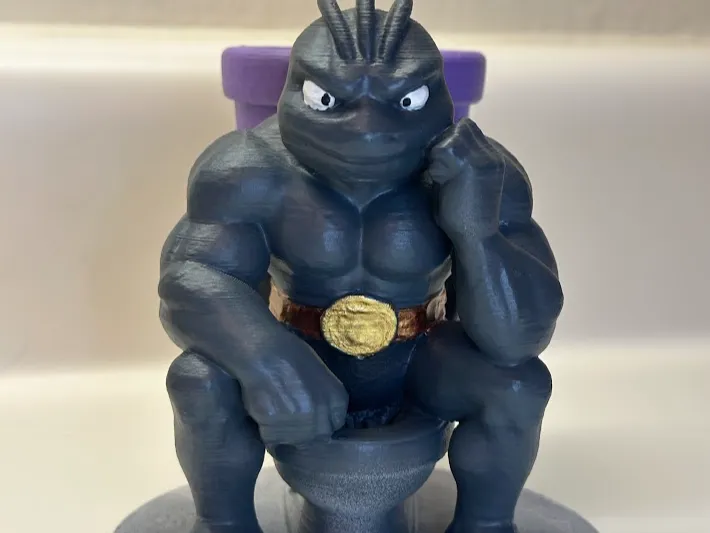 Pokemon Machoke seduto sul water