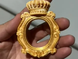 Crown frame with magnet