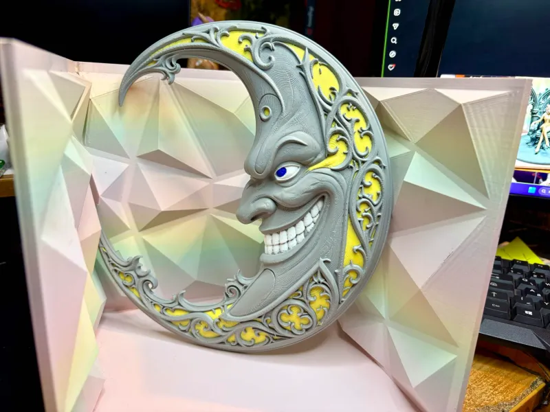 La Mezzaluna Sorridente – Guardiana del Cielo di Mezzanotte