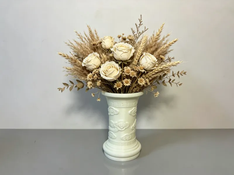 Neu-chinesische Reliefvase mit Glückswolken