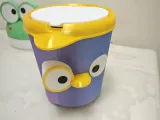 黄色い小さな帽子のゴミ箱-0