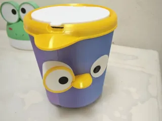 小黄帽垃圾桶