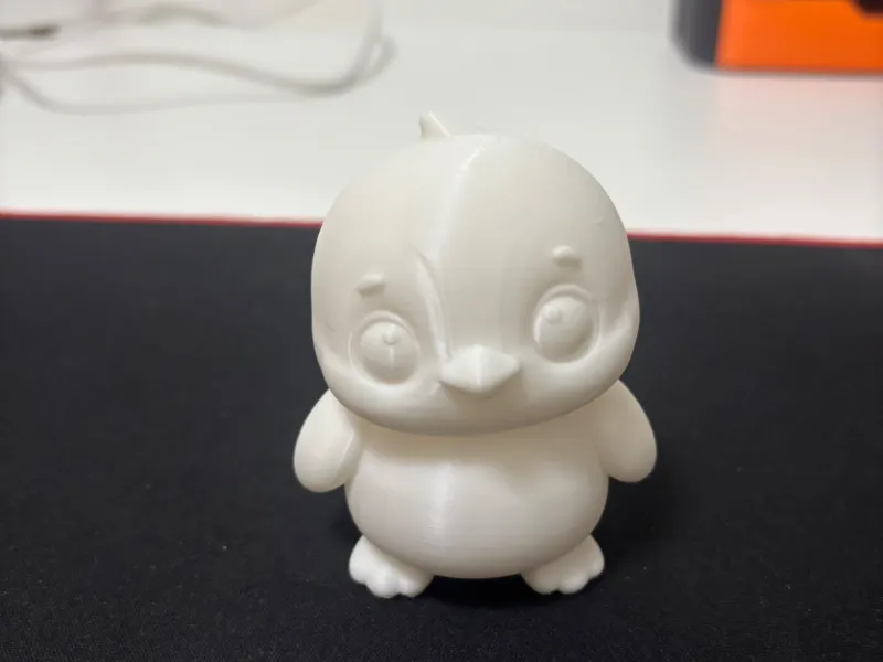Figura de pinguim bebê chibi