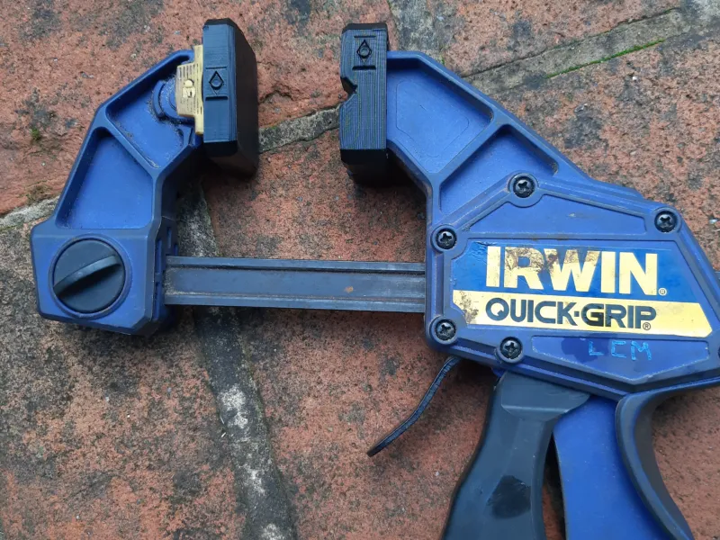 وسادة Irwin Quick Grip على شكل V