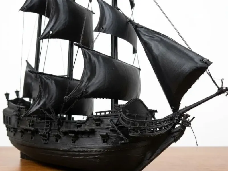 Von der Black Pearl inspiriertes Piratenschiff – Ausstellungsmodell