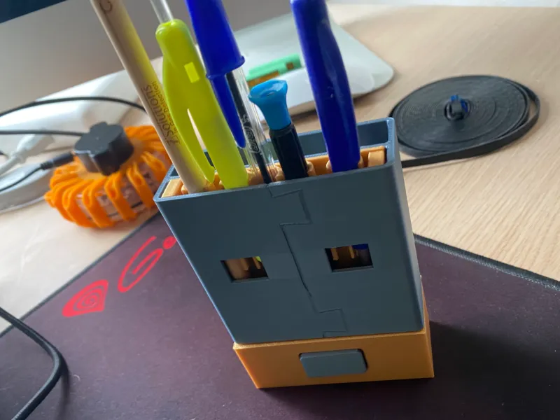 USB Desk Organizer & Post-it Holder with Ejection Mechanism