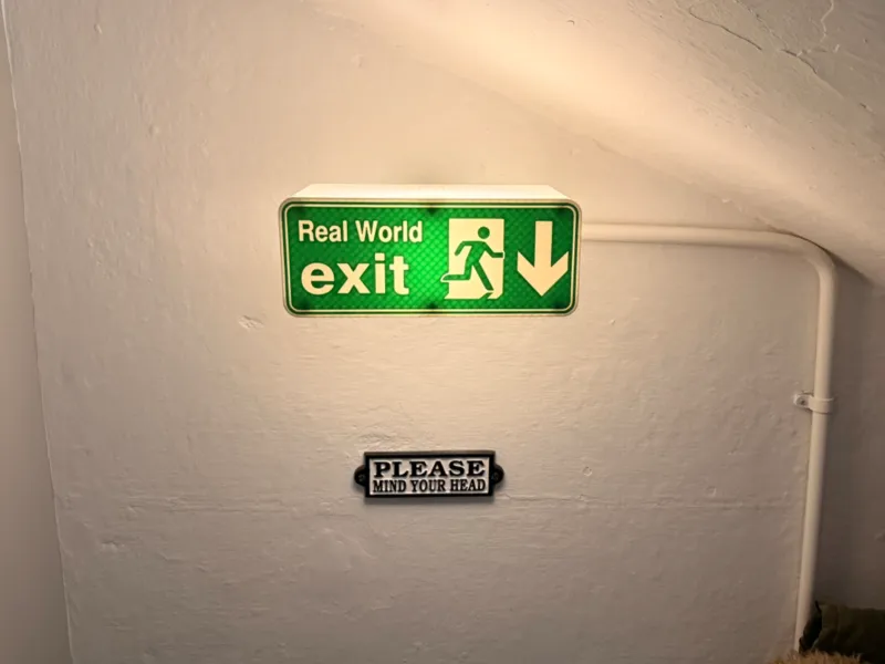 Wandleuchtenschirm im Retro-Stil mit Exit-Schild für das Gaming-Zimmer