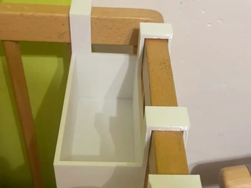 Scatola portaoggetti per la culla del bambino.