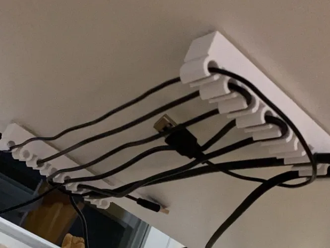 Schreibtischbefestigung: Kabelhalter mit Clips (verschiedene Größen)