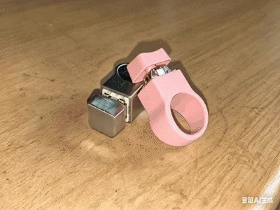 Bague à bouton anti-stress (« mini outil de soulagement par pression du bout des doigts »)