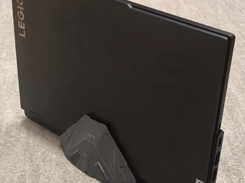 垂直ノートPCスタンド – コブラMk3宇宙船スタイル