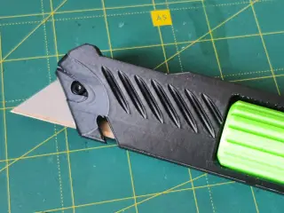 Adjustable utility knife