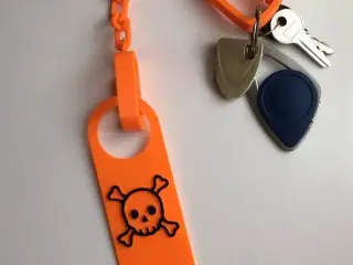 Skull and cross bone key ring whit a chain.