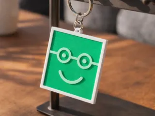 Llavero Emoji Cuadrado Feliz con lentes