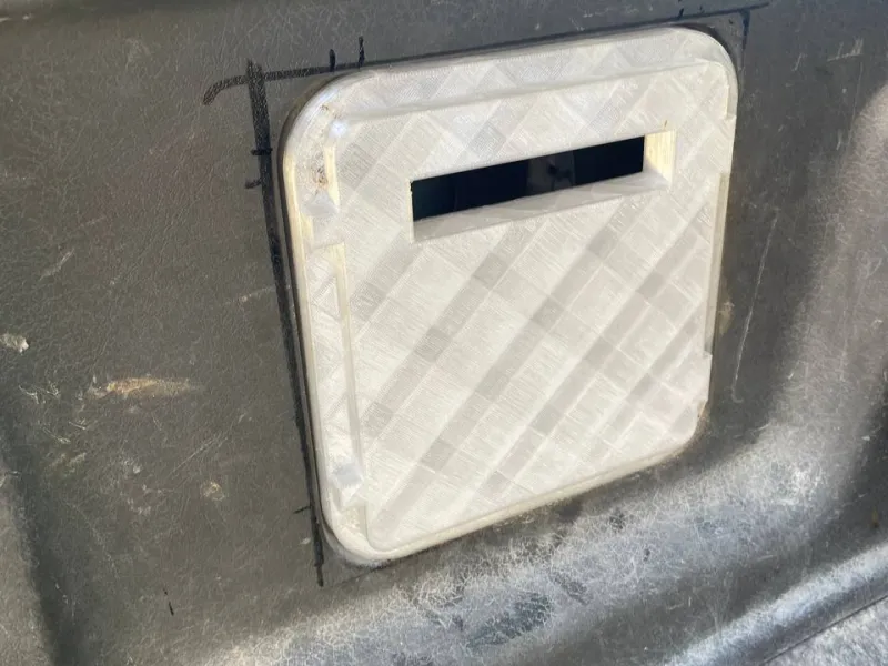 Couvercle du compartiment du cric hydraulique Nissan Terrano