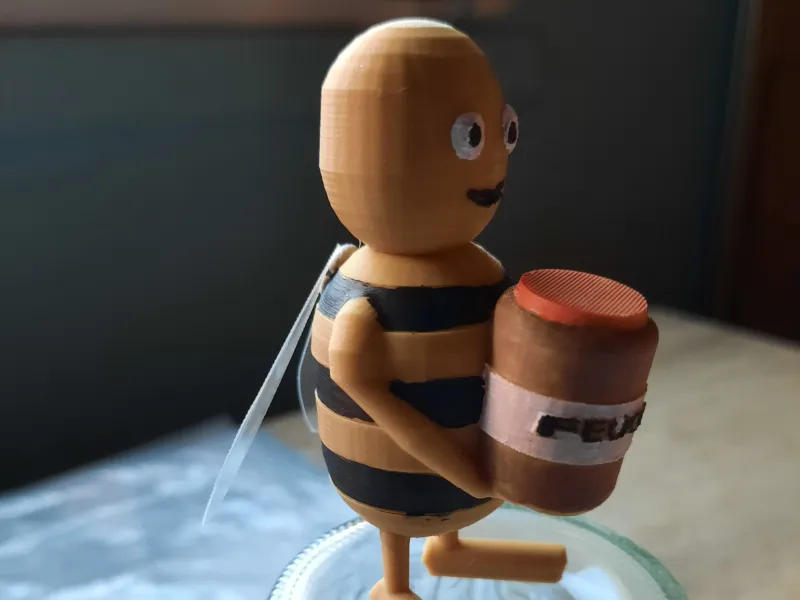 Abeja_V3_Entera_con_bote_Y_LETRAS_FELICIDAD_CURVADA_Y_BASE