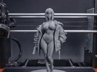 ¡La Mayor Motoko Kusanagi lista para la acción! 🤖✨