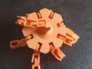 Flexi spinning top